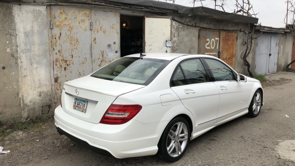 Mercedes-Benz C-Class Polar White 4