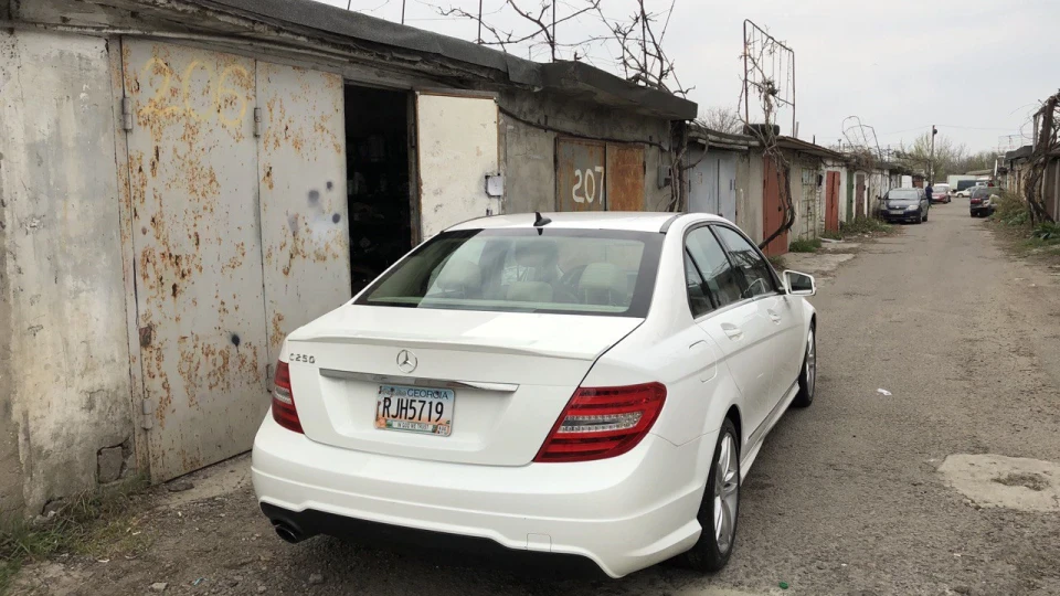 Mercedes-Benz C-Class Polar White 5