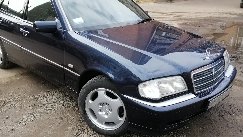 Mercedes-Benz C-Class Синій металік 3