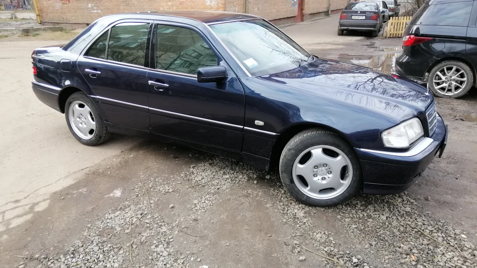 Mercedes-Benz C-Class Синій металік 4