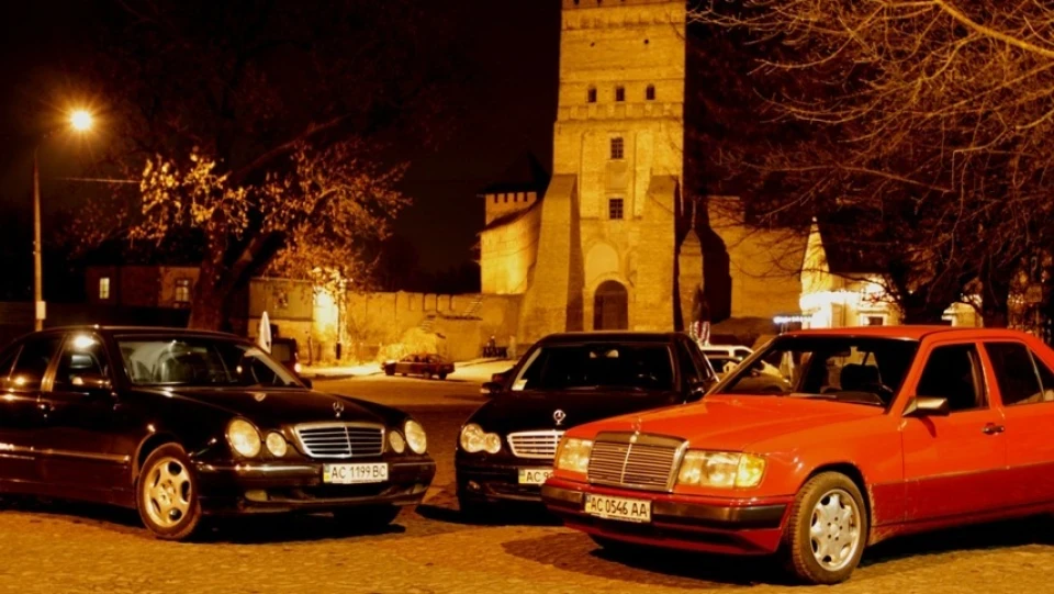 Mercedes-Benz C-Class Темна конячка 3
