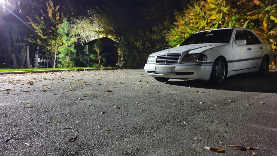 Mercedes-Benz C-Class W202 very white