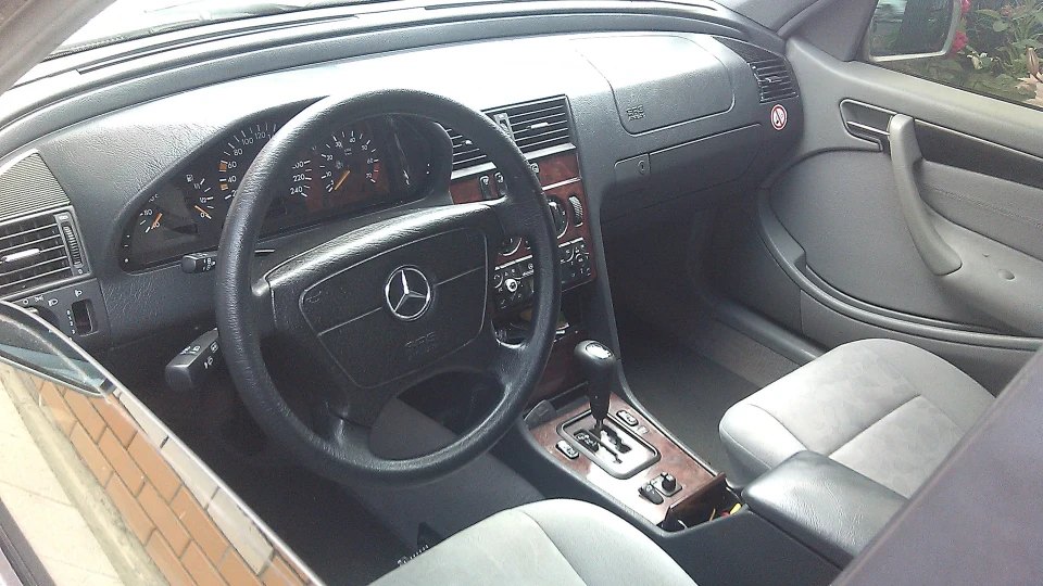 Mercedes-Benz C-Class (W202) 2