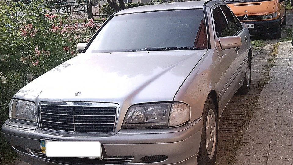 Mercedes-Benz C-Class (W202) 3