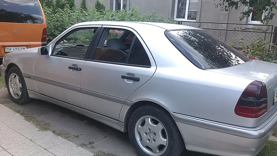 Mercedes-Benz C-Class (W202) 4