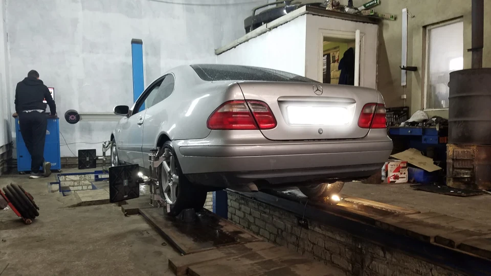 Mercedes-Benz CLK W208