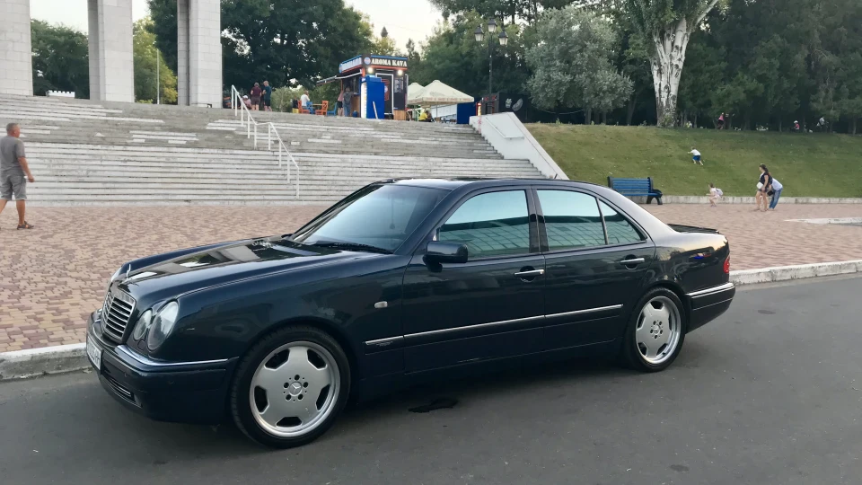 Mercedes-Benz E 55 AMG 55 відтінків ///AMG 2