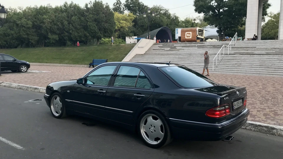 Mercedes-Benz E 55 AMG 55 відтінків ///AMG 3