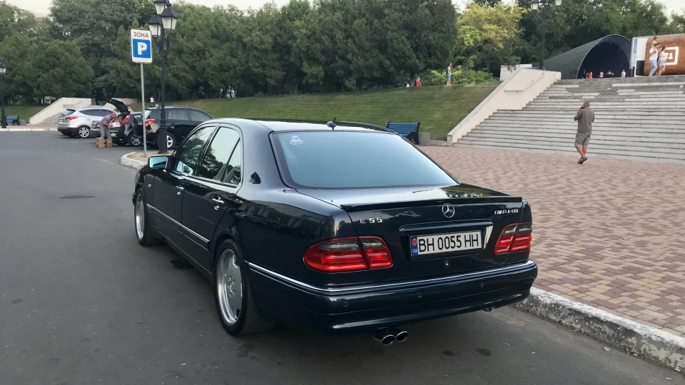 Mercedes-Benz E 55 AMG 55 відтінків ///AMG 4