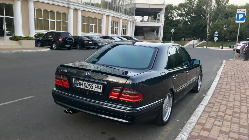 Mercedes-Benz E 55 AMG 55 відтінків ///AMG 5