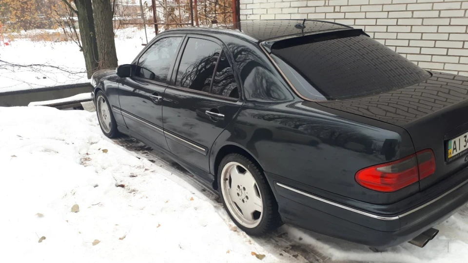 Mercedes-Benz E 55 AMG Темно-синій ЧЕРНИШ)) 3
