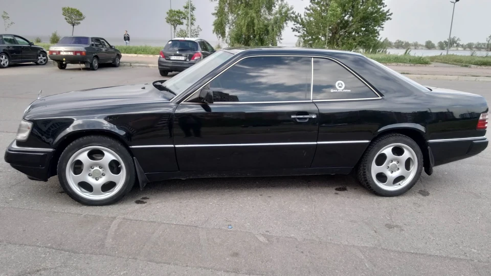 Mercedes-Benz E-Class Coupe 3