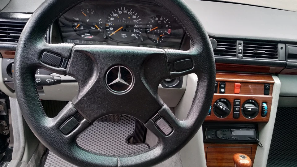 Mercedes-Benz E-Class Coupe 4