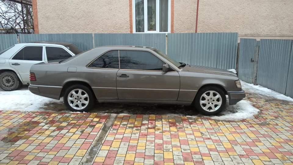 Mercedes-Benz E-Class Coupe 2