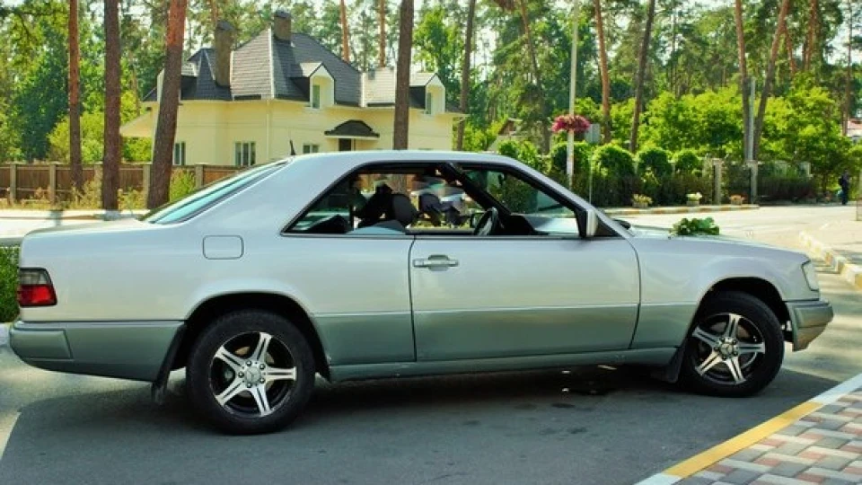 Mercedes-Benz E-Class Coupe 4