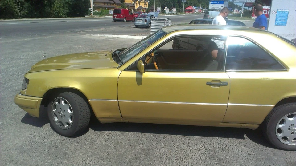 Mercedes-Benz E-Class Coupe 300CE 3