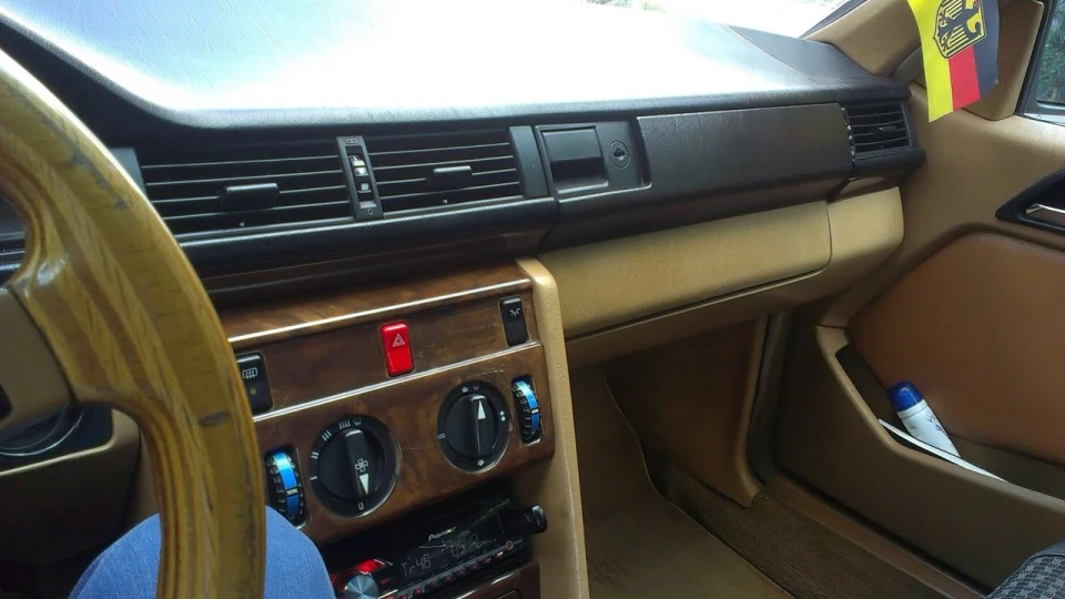 Mercedes-Benz E-Class Coupe 300CE 5
