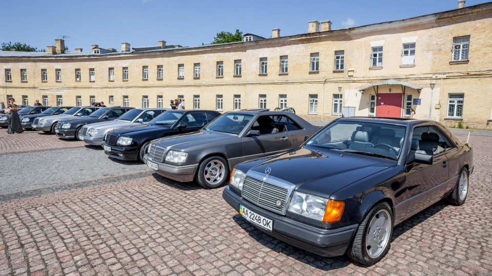 Mercedes-Benz E-Class Coupe 300СЕ німецька MUSCLECAR 4
