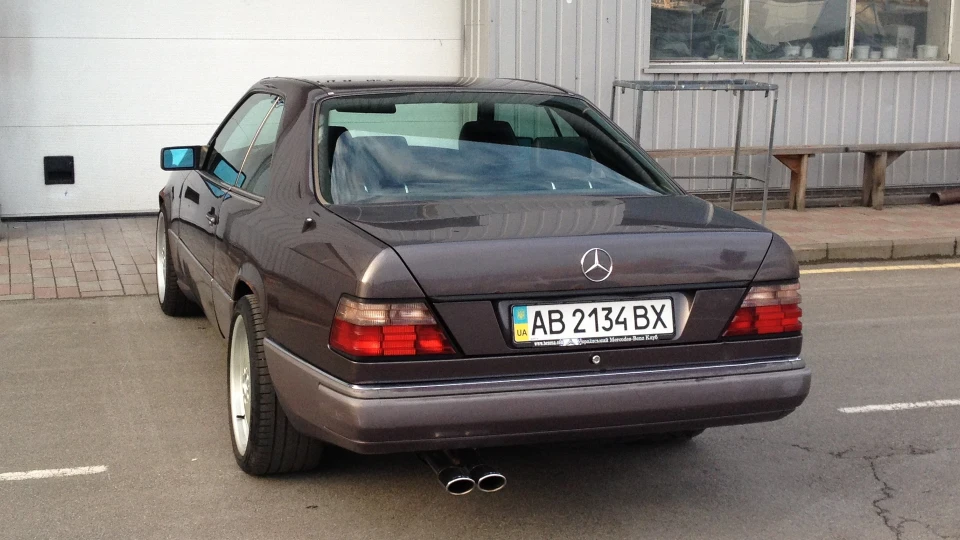 Mercedes-Benz E-Class Coupe C124 E320 у кольорі Bornit