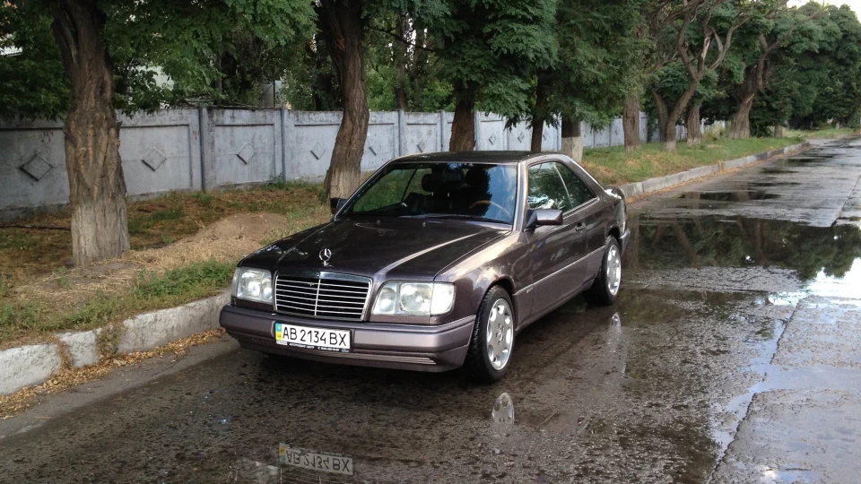 Mercedes-Benz E-Class Coupe C124 E320 у кольорі Bornit 2