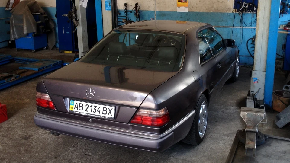 Mercedes-Benz E-Class Coupe C124 E320 у кольорі Bornit 3