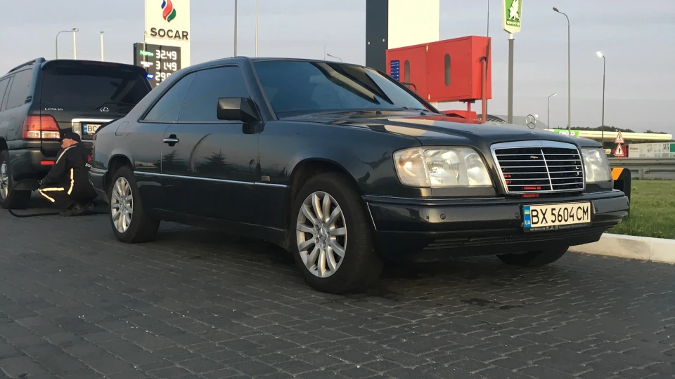 Mercedes-Benz E-Class Coupe Мурчить 2