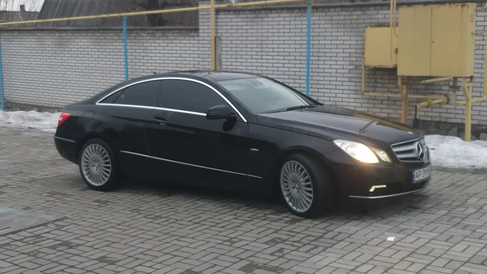 Mercedes-Benz E-Class Coupe Просто чорний 2