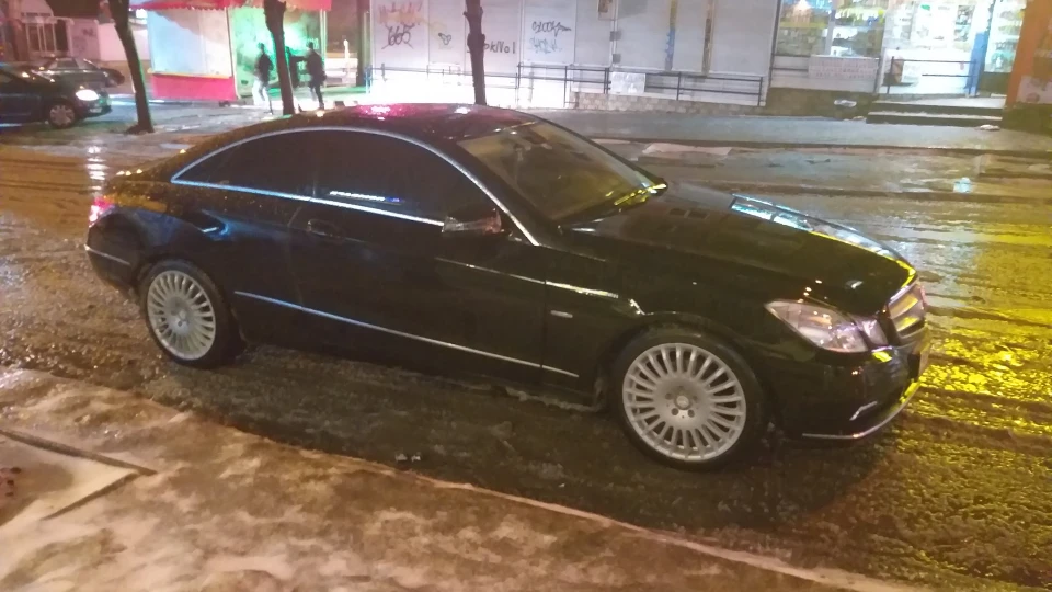 Mercedes-Benz E-Class Coupe Просто чорний 3