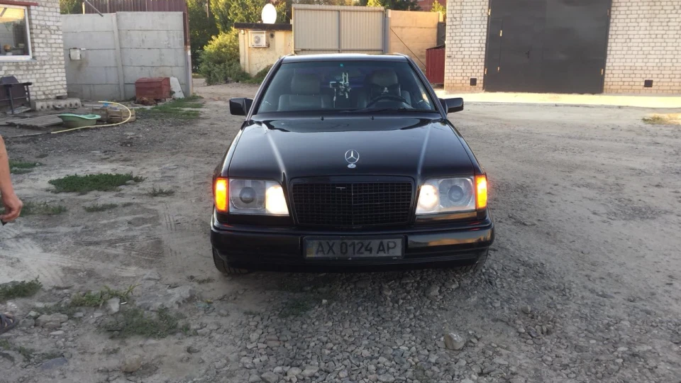 Mercedes-Benz E-Class Coupe W124 Coupe Black 3