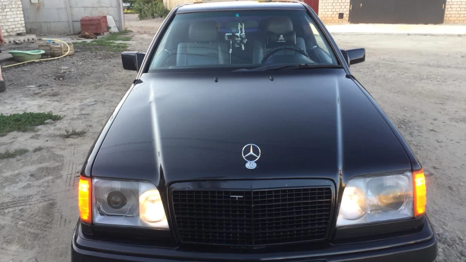 Mercedes-Benz E-Class Coupe W124 Coupe Black 4