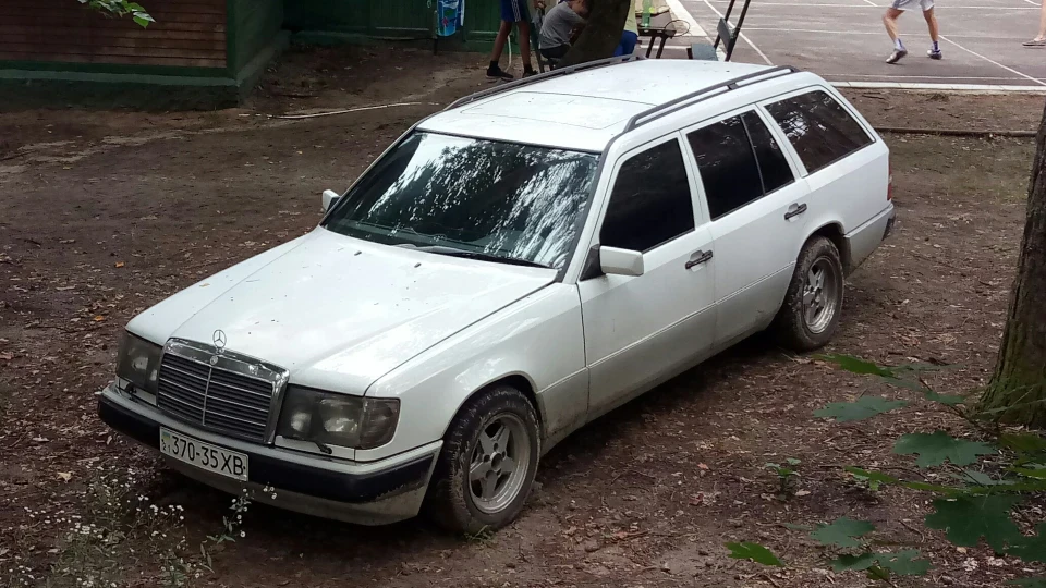 Mercedes-Benz E-Class Estate Arctic white 2