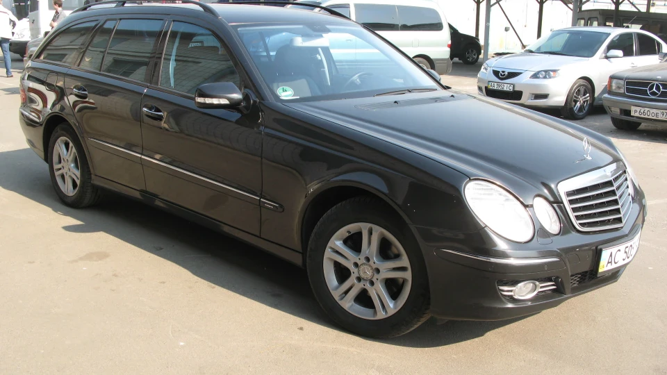 Mercedes-Benz E-Class Estate E220T CDI Avantgarde 2