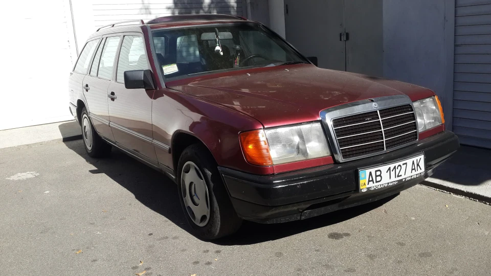 Mercedes-Benz E-Class Estate червоний 250TD