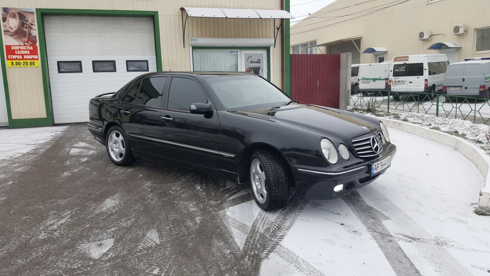 Mercedes-Benz E-Class 2