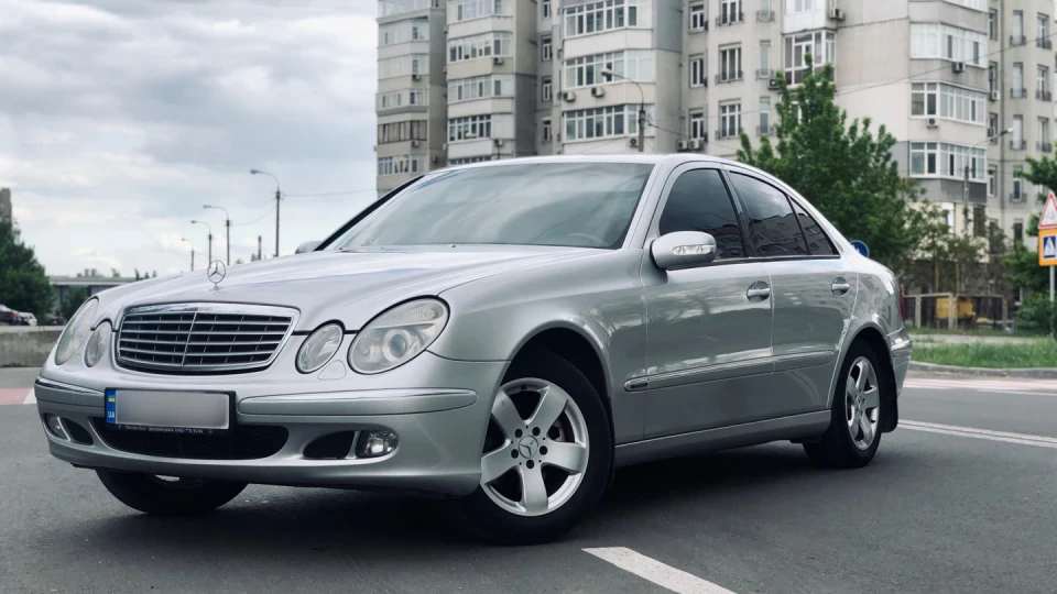 Mercedes-Benz E-Class 3