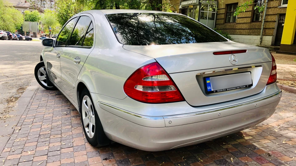 Mercedes-Benz E-Class 4