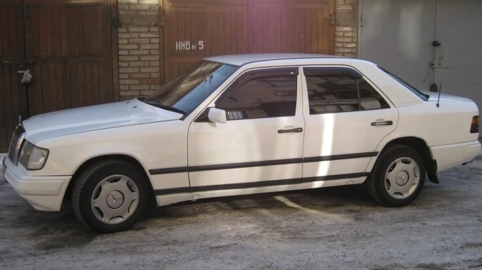 Mercedes-Benz E-Class 3