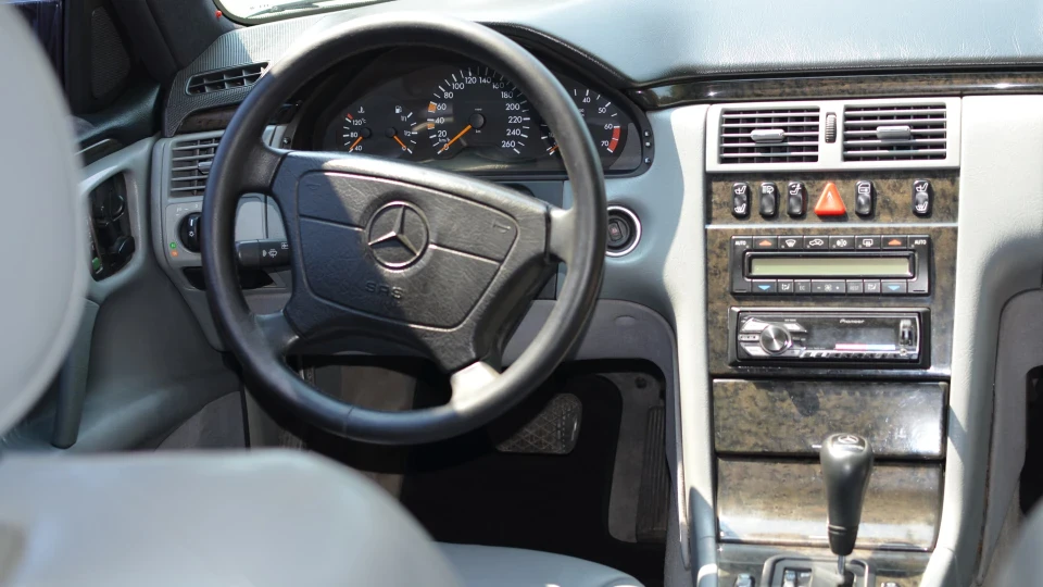 Mercedes-Benz E-Class 3