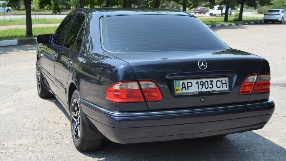 Mercedes-Benz E-Class 4