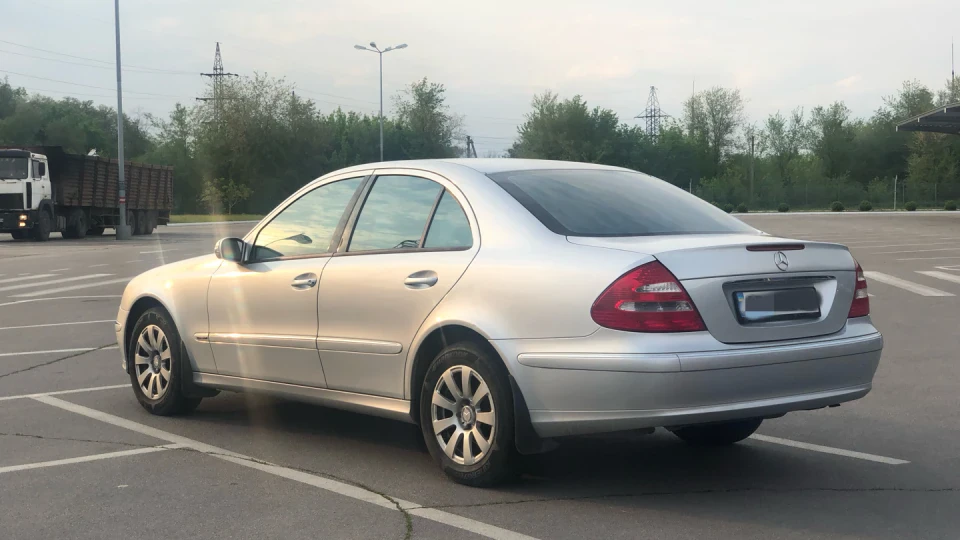 Mercedes-Benz E-Class 2