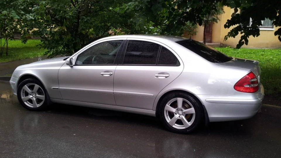 Mercedes-Benz E-Class 2