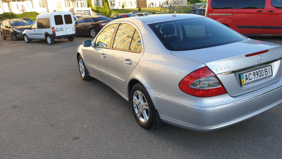 Mercedes-Benz E-Class 2