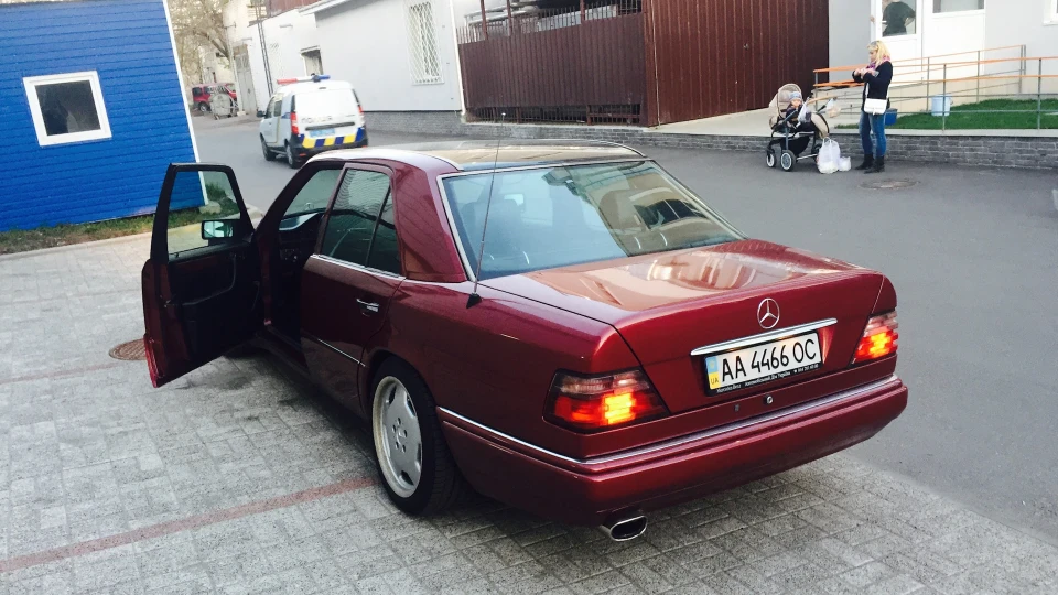 Mercedes-Benz E-Class 3