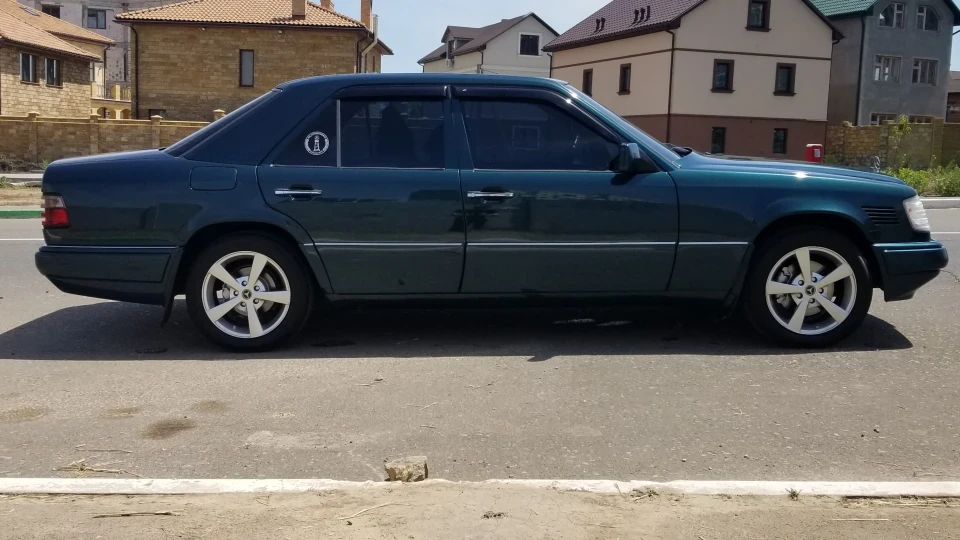 Mercedes-Benz E-Class 4
