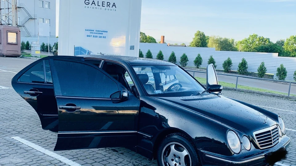 Mercedes-Benz E-Class 2