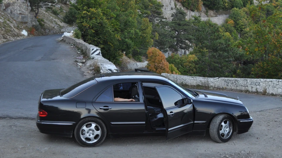 Mercedes-Benz E-Class 2