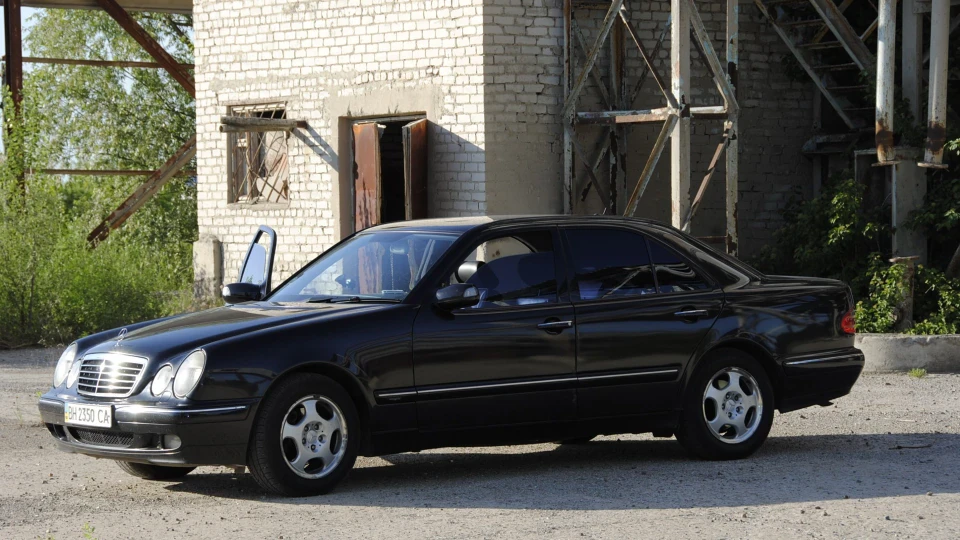 Mercedes-Benz E-Class 3