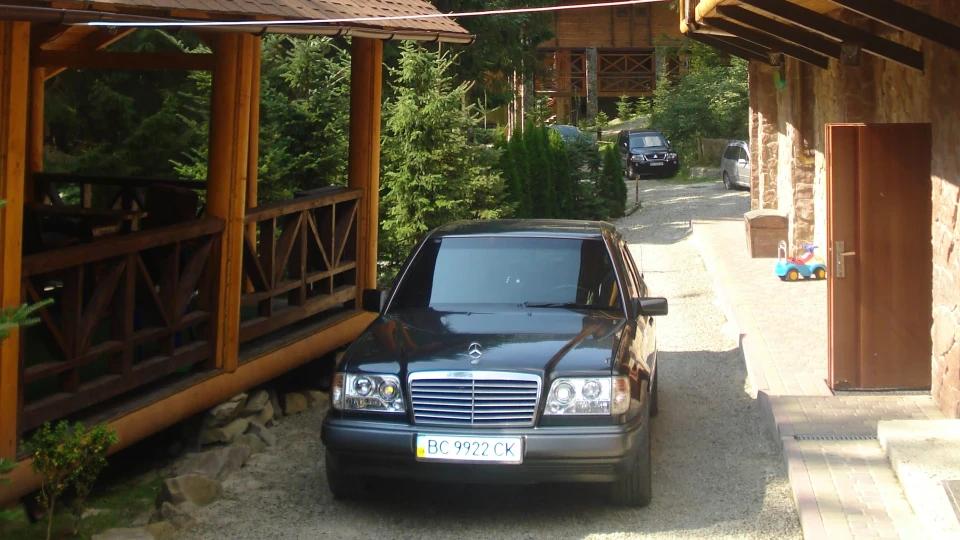 Mercedes-Benz E-Class 3