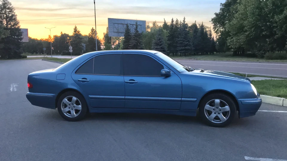 Mercedes-Benz E-Class 2