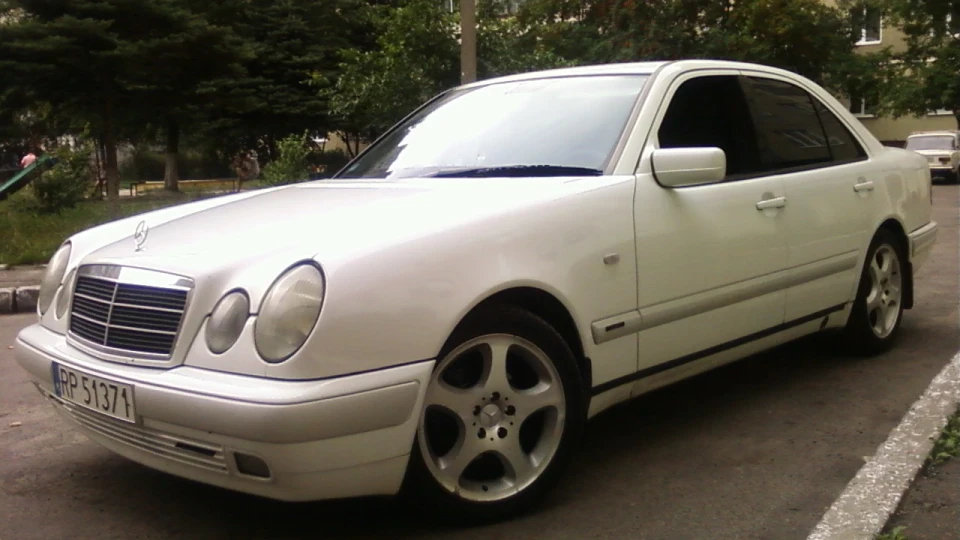 Mercedes-Benz E-Class 2